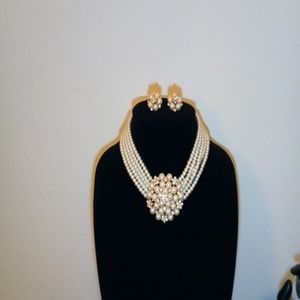 Pearl string choker necklace set.